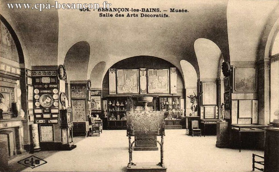 404. - BESANÇON-les-BAINS. - Musée. - Salle des Arts Décoratifs.
